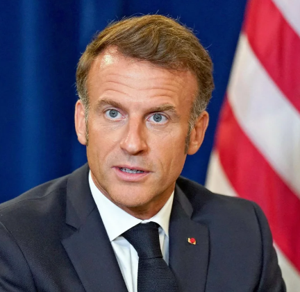 ﾏｸﾛﾝちゃん「もしもしﾄﾗちゃん？クソ渋滞で小一時間歩いてくよ、マジ何考えてんの!?」