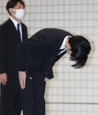 【速報】清水尋也被告、保釈　警察署玄関で懺悔　１０秒以上頭下げる　黒スーツで「ファンの皆様を裏切る形となり反省しております」