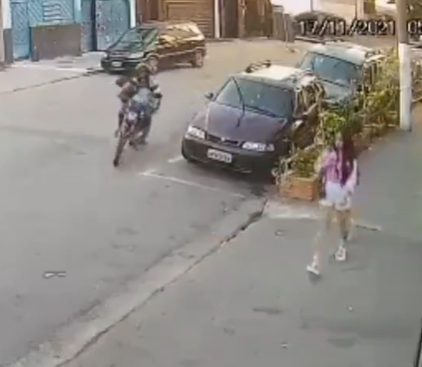 【日本には「市民警察」が絶対に必要です】女性を狙う引ったくり強盗、市民警察によって成敗される！