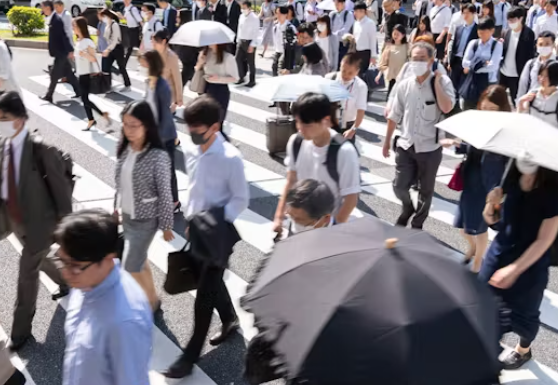 【悲報】実質賃金さん、41ヶ月連続マイナスで7月はボーナスを考慮してもマイナスwww