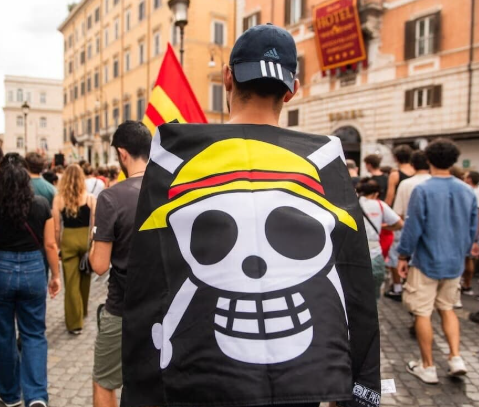 【国際】ワンピースの旗はなぜ、Z世代の抵抗のシンボルとして世界に広がったのか