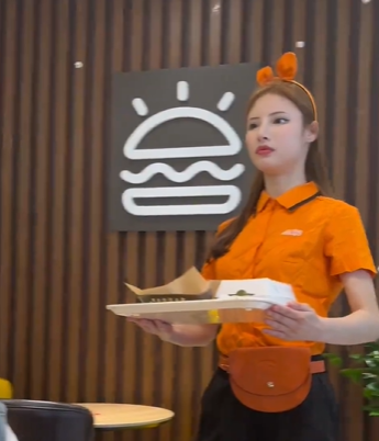 【動画】中国のハンバーガーショップ、ロボット店員が働き始めるW