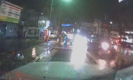 対向車のライトが路面に反射⇨歩行者に気づかず急ブレーキ。静岡県警がドラレコを公開