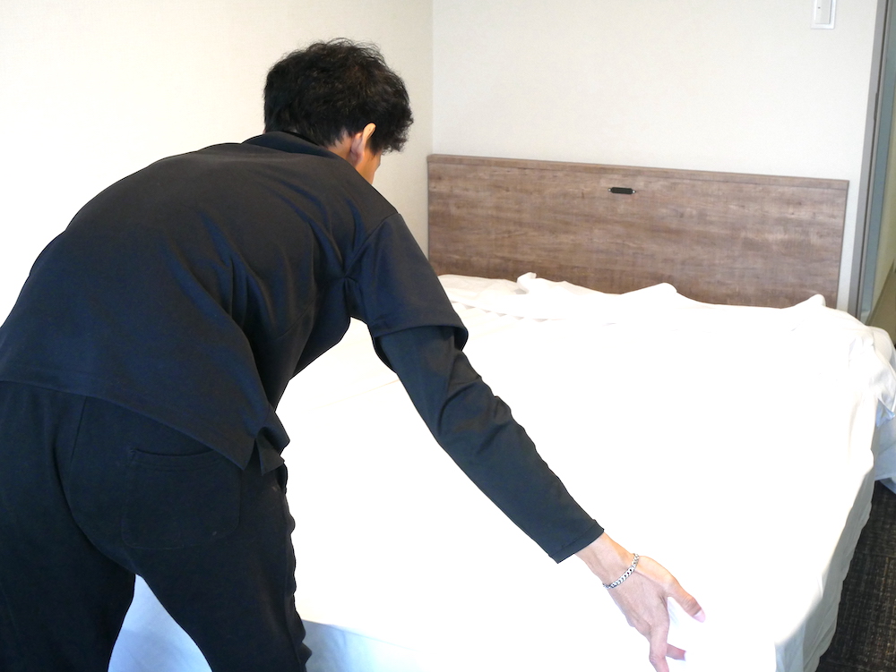 【タイミー】「客室清掃」→「シーツをはがすだけ」　業務の「分割」で人手確保へ