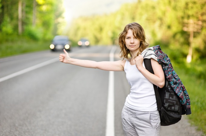 ヒッチハイクし乗せてくれた人、泊めてくれた人への窃盗を繰り返す　しかも横領で逃走中