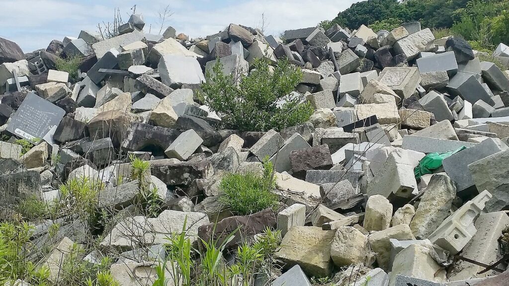 【社会】不法投棄が横行して全国各地に「墓石の墓場」が出現！　《少子高齢化の新たな問題を警鐘ルポ》