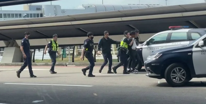 【国際】台湾の空港で「白タク」暴走　警官発砲、放り出された客が負傷