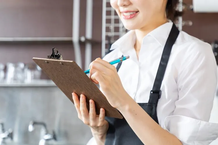 【悲報】女性「店員が若い可愛い女の子ばかりの店気持ち悪い。絶対おっさん店長の趣味だろ」