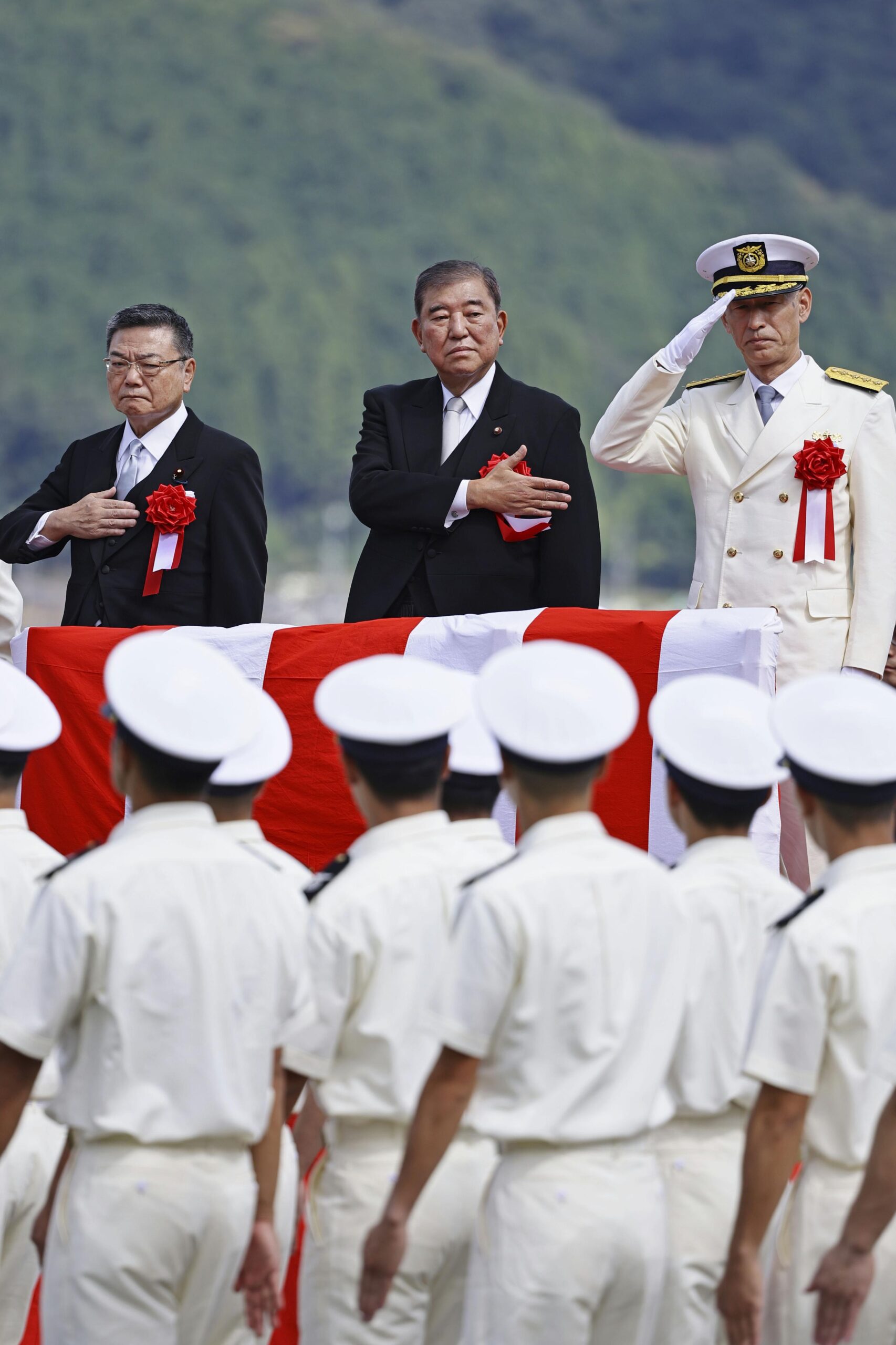 石破首相、海保学校卒業式に出席　現職で2人目