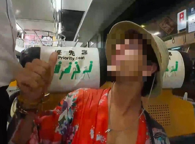 【外国人】電車内で乗客突き飛ばし、カラオケ店に花火向け大騒ぎ　外国人の動画配信に批判、JR九州「迷惑行為は止めて」