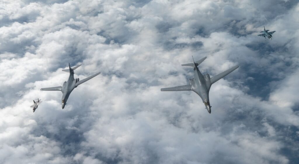 B-1Bランサー・F-35AとF-2が編隊飛行！ 空自、アメリカ空軍と東シナ海で共同訓練を実施