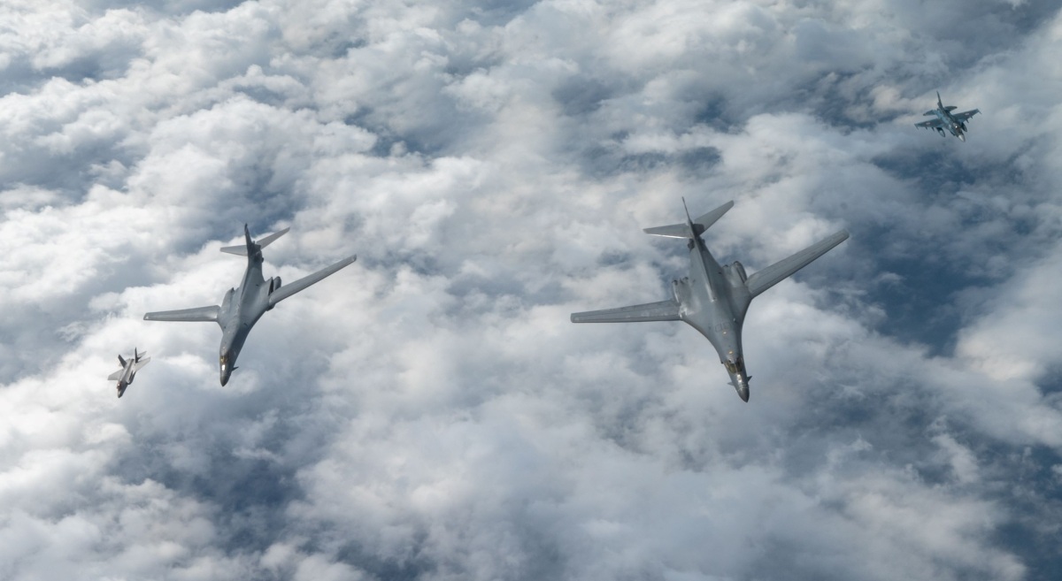 B-1Bランサー・F-35AとF-2が編隊飛行！ 空自、アメリカ空軍と東シナ海で共同訓練を実施