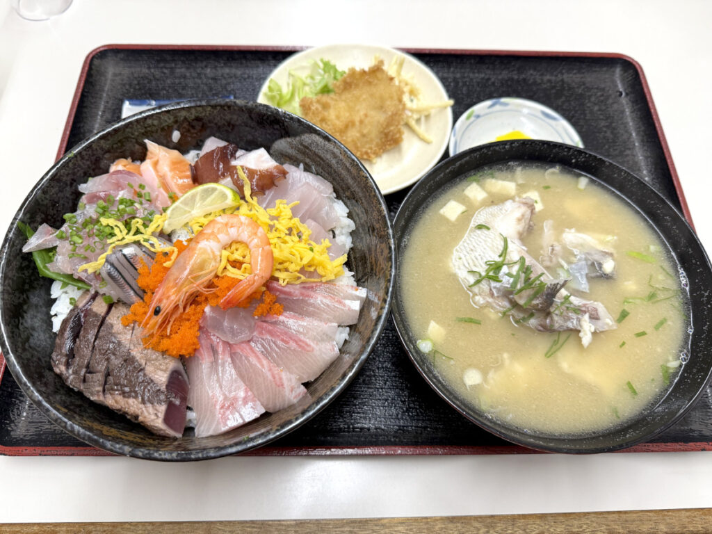 【食べて応援】長崎水産食堂の『メガ盛り海鮮丼』が最高すぎた！ バスで50分かかるけど行く価値は絶対にある!!