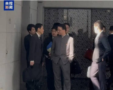 中国の局長は「両手をポケット」で対峙　宣伝戦で国民に示す