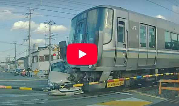 【動画あり】JR神戸線の遮断器が下りた踏切に車が侵入し列車と衝突…運転士の男(70)「よく覚えてない」