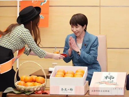高市総理が地元・奈良県産の柿を食べて自作の句を披露「奈良の柿　未来を拓く　ちから湧く」