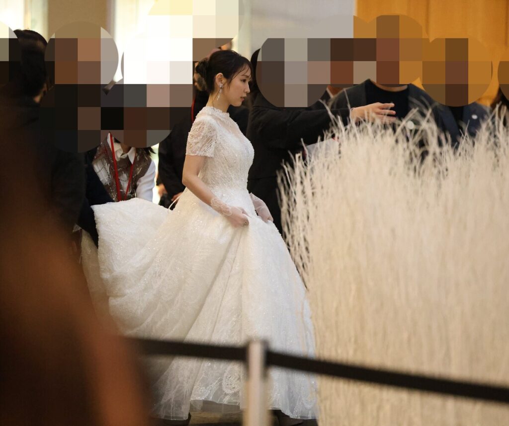 吉岡里帆 がクリスマスイベントに登場　純白ドレス姿に絶賛の声　「美しすぎる」「雪のお姫様」「女神」