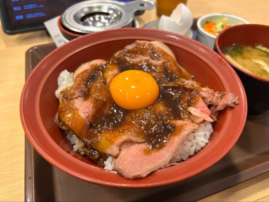 【外食】「写真と違う」すき家のローストビーフ丼がSNSで話題「犬の餌みたいなの提供されて涙」