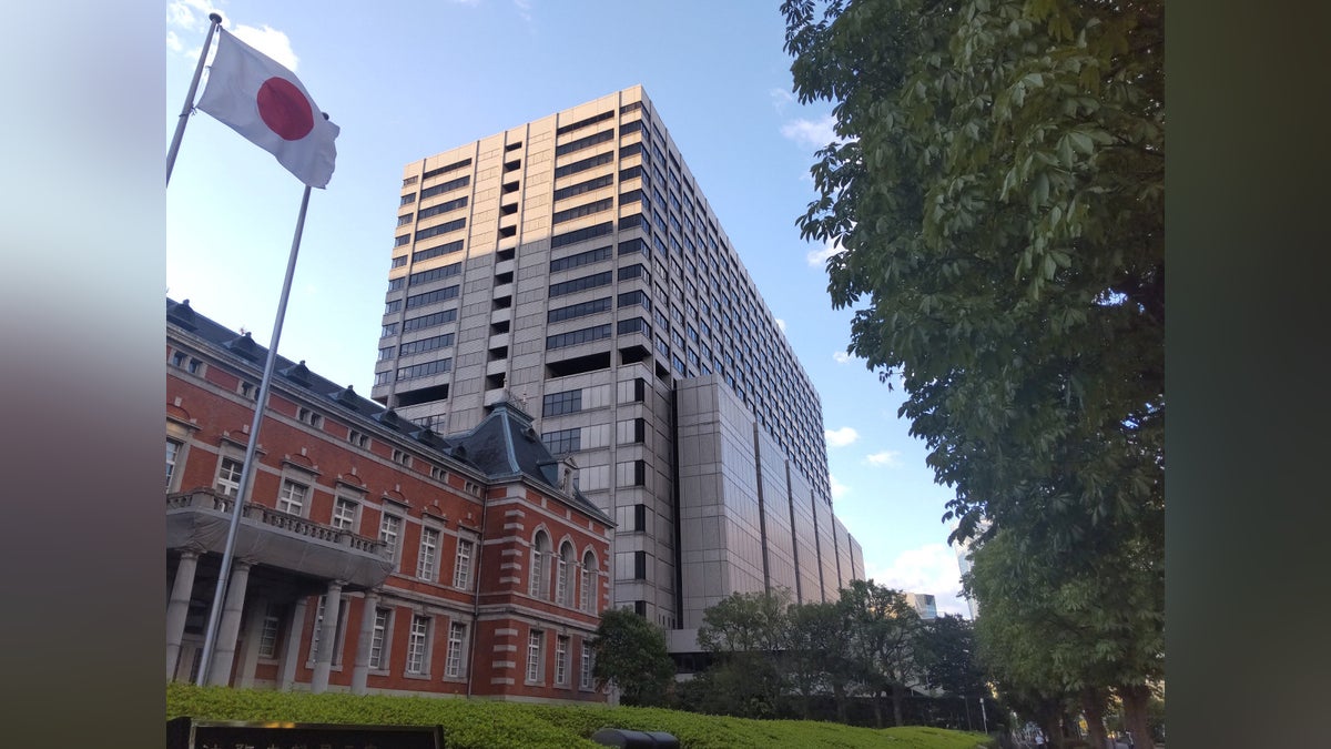 【東京高裁判決】ベルト手錠で両手首拘束された後に死亡、ネパール人男性の妻への賠償額を３９００万円に増額