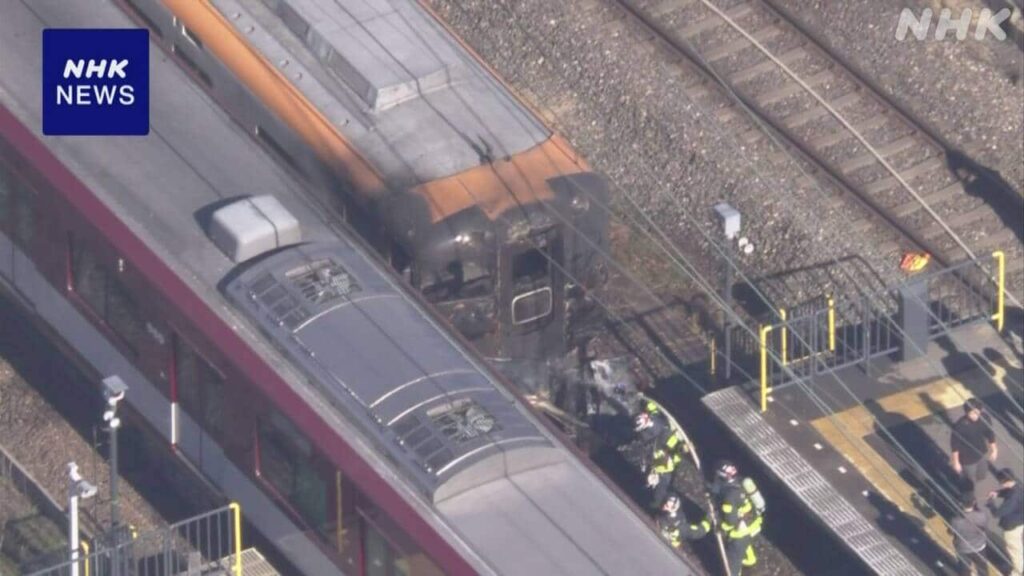 京都 精華町 “近鉄京都線の特急電車が車と衝突”