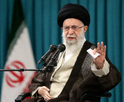 【イラン、ハメネイ政権崩壊へ向かいつつある】首都テヘランの民衆、ハメネイ体制側の建物に火を放つ →→ 政府側はインターネット完全切断という暴挙に出る