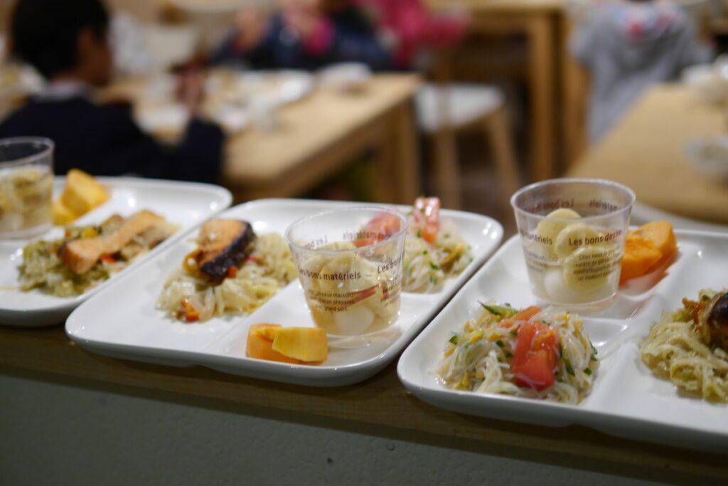 【高級車で乗り付けて子どもを置いていく親も】困っている家庭のための「こども食堂」“想定外の利用者”増加の実態　運営スタッフも「来ないでとは言えない」と頭を抱える