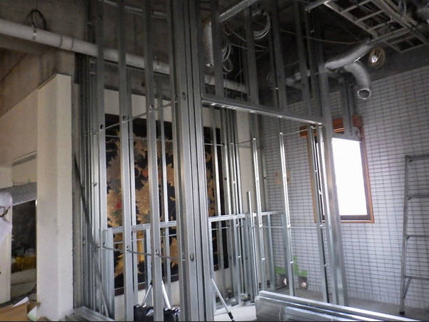 高知県立大が謝罪 漆芸作家の作品が多目的トイレ設置で隠れる