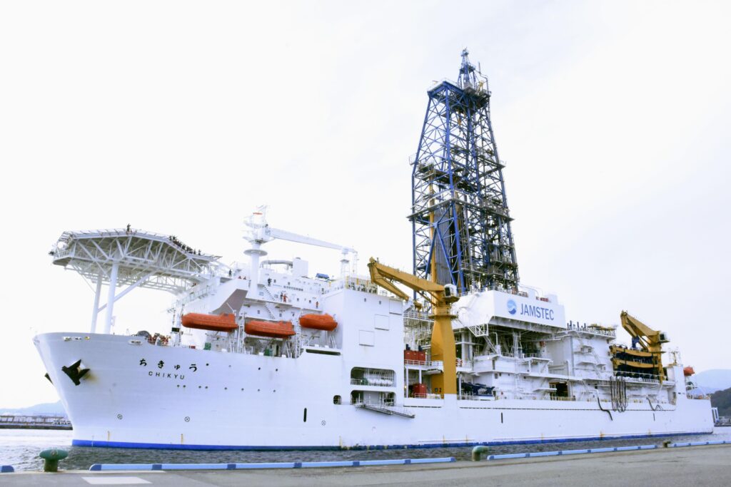 【帰港】海底レアアース泥、経済性評価へ　政府、試験採取終え「技術確立」