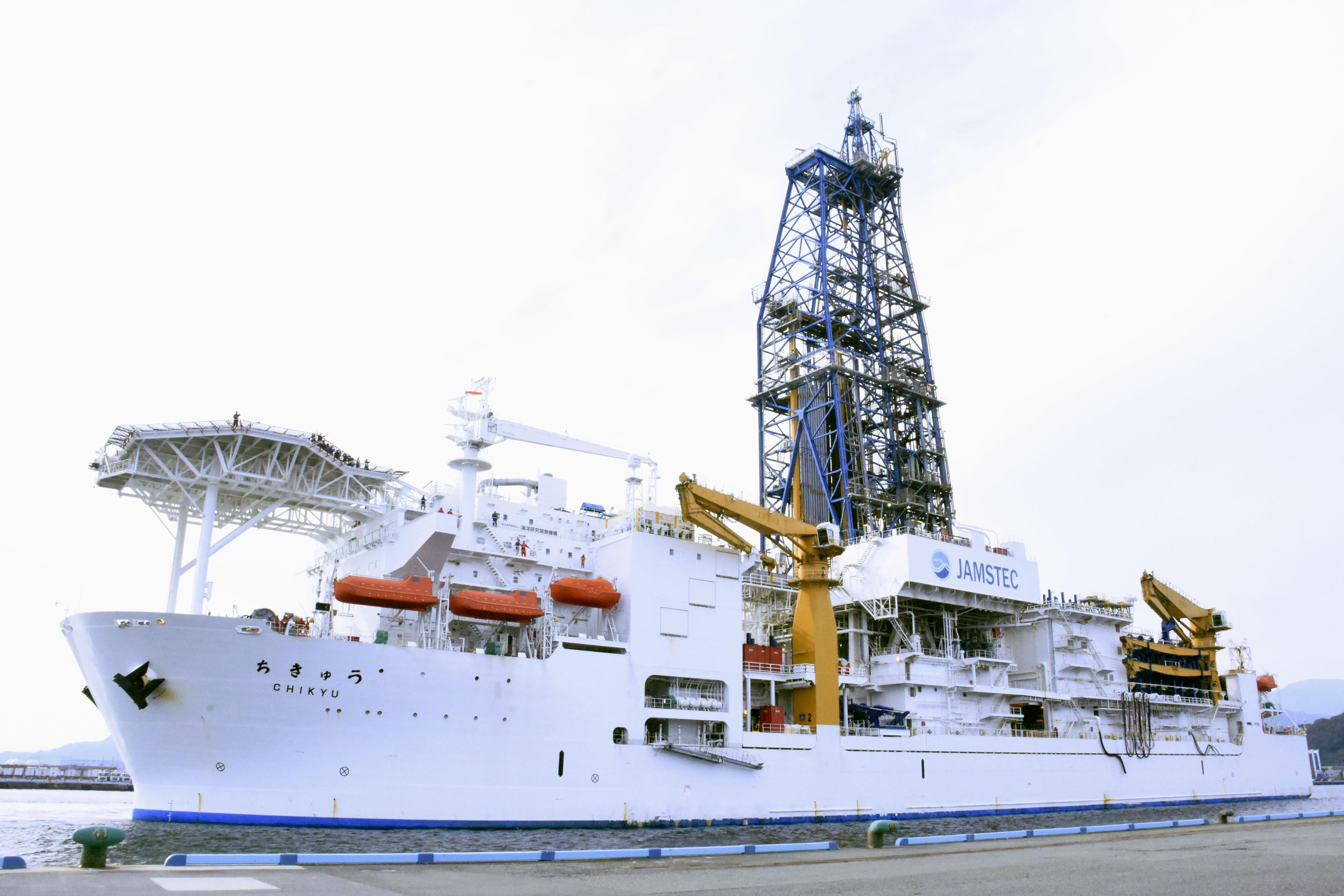 【帰港】海底レアアース泥、経済性評価へ　政府、試験採取終え「技術確立」